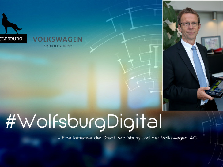 Oberbürgermeister Klaus Mohrs steht der Digitalisierung mit Tablet gegenüber. Foto: Stadt Wolfsburg.