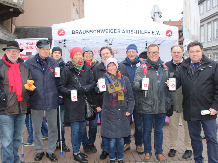Am Freitag und am Samstag gab es in der gesamten Region Aktionsstände der Aidshilfe. In Wolfenbüttel unterstützten unter anderem zahlreiche Politiker die Aktion. Fotos: Marian Hackert/Anke Donner