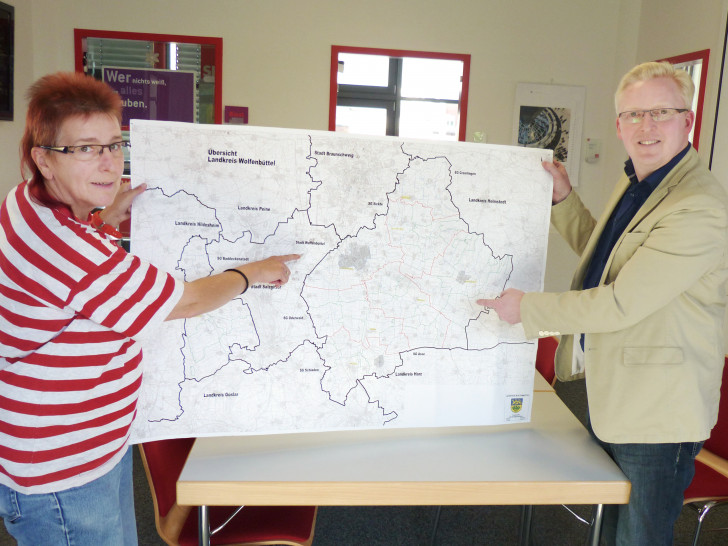 Die Vorsitzenden der SPD-Kreistagsfraktion Falk Hensel und Sabine Resch-Hoppstock mit einer Karte des Landkreises Wolfenbüttel. 
Foto: Privat