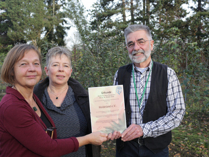 Doris Bonkowski, Leiterin des städtischen Büro für Migrationsfragen, Martina Krüger, zuständig für den Betrieb des Interkulturellen Gartens und Manfred Weiß, Landesverband der Gartenfreunde e. V. (von links). Foto: Robert Braumann