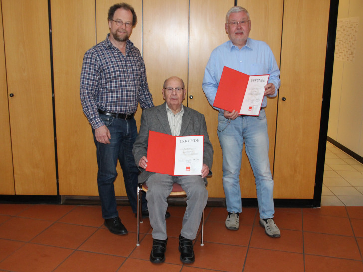 Der Ortsvereinsvorsitzende Matthias Böhnig ehrt die langjährigen Parteimitglieder Horst Drieschner und Bernd Zies. Foto: SPD