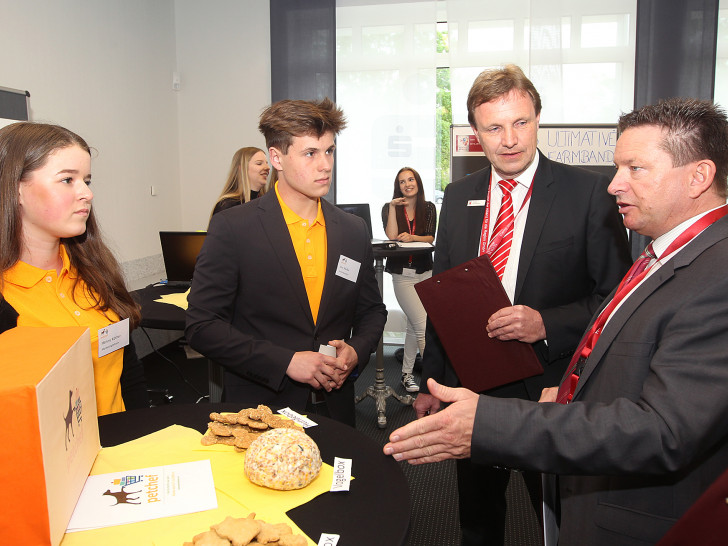 Michael Glenewinkel und Oliver Syring (rechts) diskutieren die Idee Tierfutterboxen mit dem Team Petchef vom Gymnasium am Silberkamp Peine. Fotos: Allianz für die Region GmbH/ Susanne Hübner