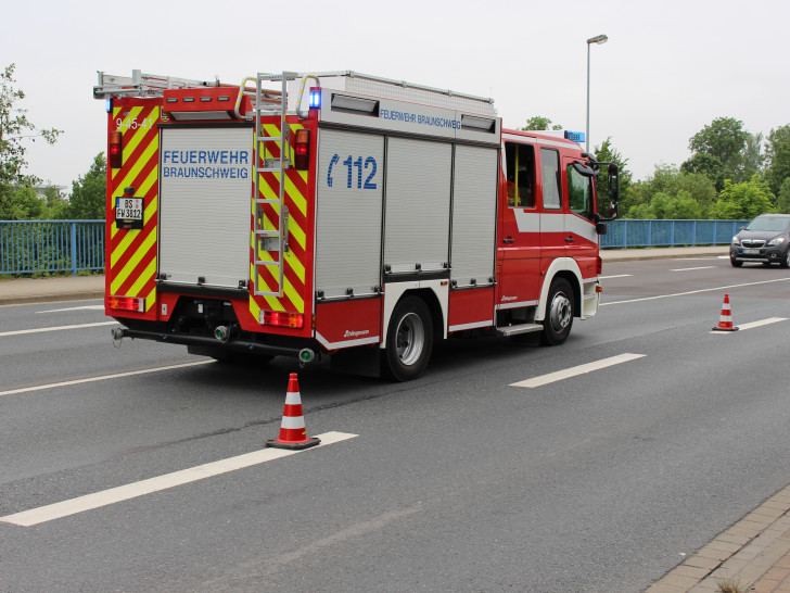 Feuerwehr rückte zu einem Unfall in die Rautheimer Straße aus. Foto: Max Förster
