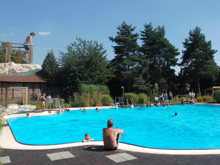 Als kleines Dankeschön für die verpasste Badezeit verteilen Bürgermeisterin Veronika Koch und Samtgemeindebürgermeister Gero Janze am Samstag zwischen 9:00 und 11:00 Uhr kostenloses Eis im Freibad.