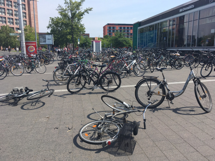 Mit einer Aufräumaktion versuchte die Bahn am Mittwoch dem Fahrradchaos am Hauptbahnhof Einhalt zu gebieten. Laut Medienberichten wurden etwa 70 Fahrräder entfernt. Foto: Alexander Dontscheff
