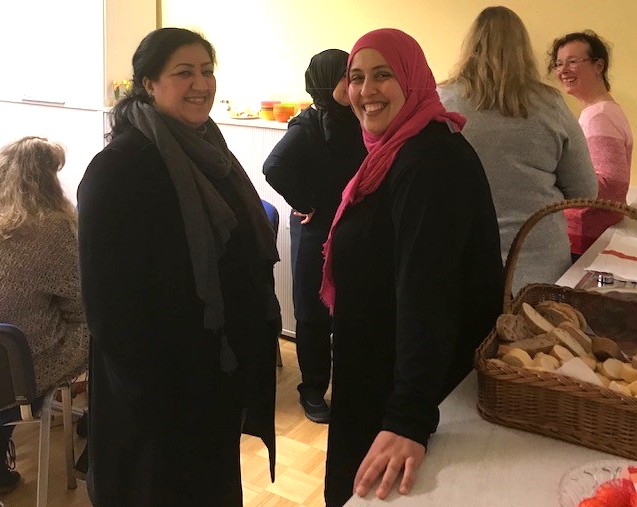 Eine Tagesmutter im Gespräch mit FKSB-Mitarbeiterin Rimah Attia-Abdelwahed (re.). Fotos: Landkreis Wolfenbüttel