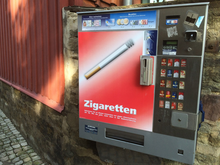 Unbekannte Täter brachen zwischen Samstag, 0 Uhr, und Sonntag 11 Uhr, einen Zigarettenautomaten in der Bahnhofstraße in Peine auf. Symbolfoto: Anke Donner