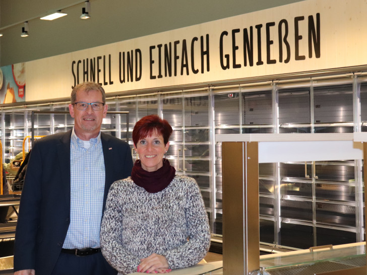 Noch sind die Regale leer: Ralf Keffel und Silvia Stahl freuen sich auf die Neueröffnung. Fotos: Julia Seidel
