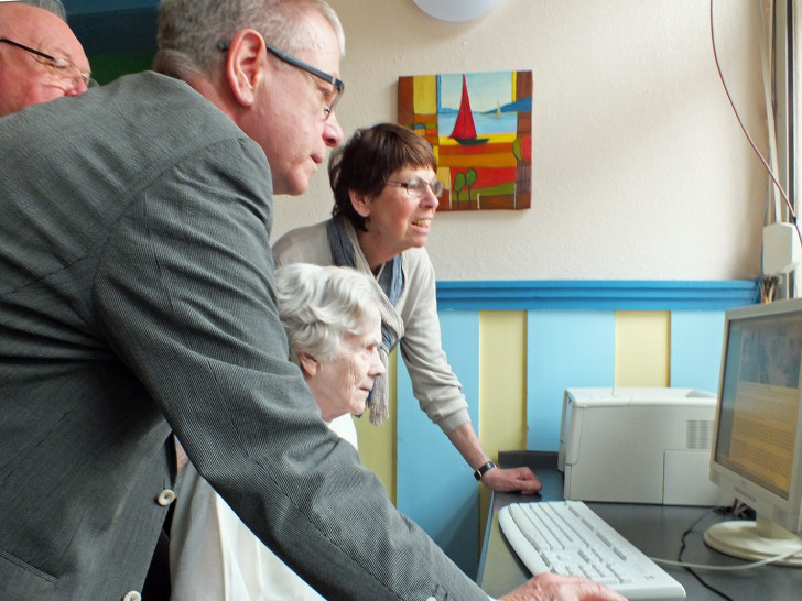 Je nach dem Wissensstand übten Senioren des Arbeitskreises an den Rechnern des JFBZ. Im Vordergrund Wolfgang Schmidt (Leiter der Gruppe). Foto: Achim Klaffehn