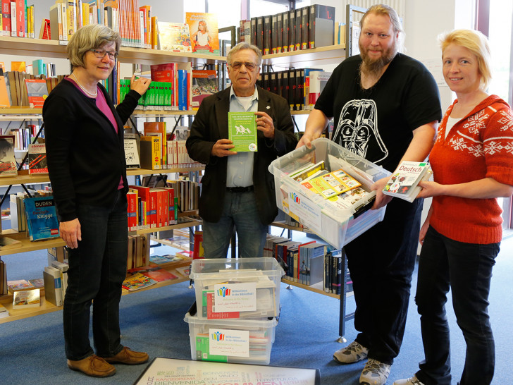 Von links: Büchereileiterin Sigrid Schaper, Integrationsmanager Mustafa Eser, Matthias Bosse (Leiter Gemeinschaftsunterkunft „Jugendgästehaus“) und Beate Zgonc (Leiterin Gemeinschaftsunterkunft „Okeraue“). Foto: Stadt Wolfenbüttel