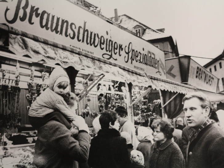Der Weihnachtsmarkt im Jahr 1967, damals ging es schon auf dem Burgplatz rund. Alle Fotos:  Stadtarchiv Braunschweig: H XXX: 110
