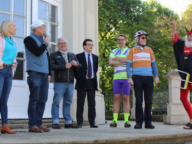 Detlef Koepke, Helfer, Sponsoren und der Tourteufel höchstpersönlich begrüßten die gekommenen Fahrradfreunde. Fotos: Jonas Walter