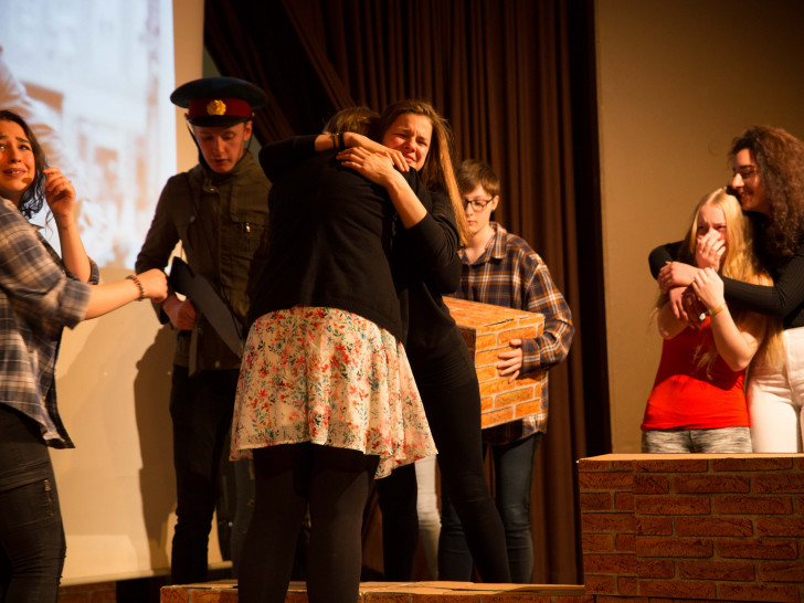 Die Schüler brachten das Theaterstück "40 Jahre deutsche Teilung" auf die Bühne. Foto: Adolf-Grimme-Gesamtschule