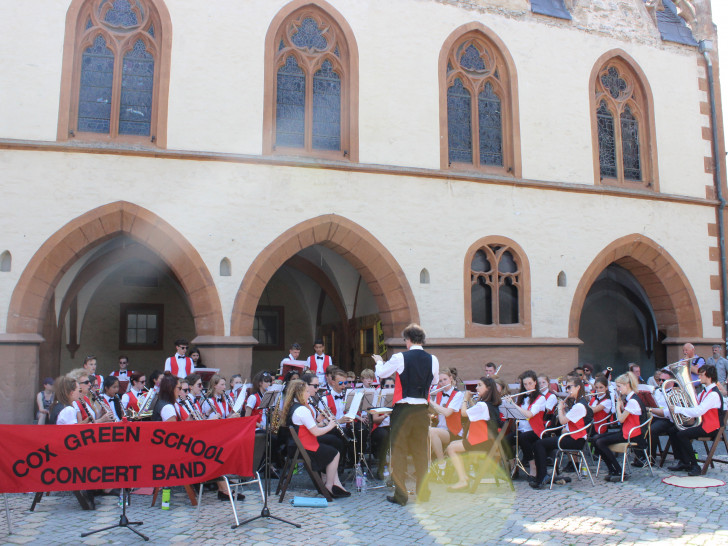 Zum Abschluss ihrer Goslar-Reise gab das Cox Green School Orchestra ein Konzert auf dem Markt. Foto: Anke Donner 