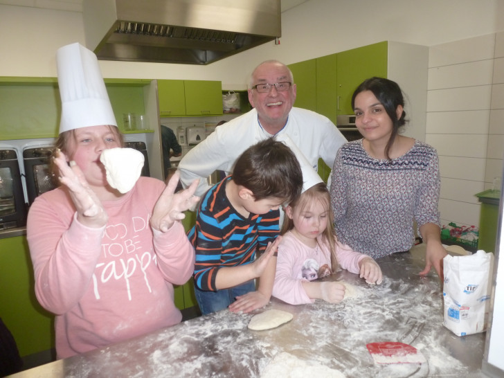 In der Kocharena wurden frische Nudeln gemacht. Foto: Familienbildungsstätte