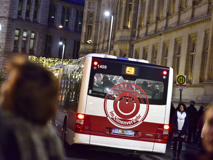An den Adventssamstagen und rund um Heiligabend fahren regelmäßig Shuttlebusse von den Park & Ride-Plätzen zum Weihnachtsmarkt.
(Foto: Braunschweig Stadtmarketing GmbH / Daniel Möller)