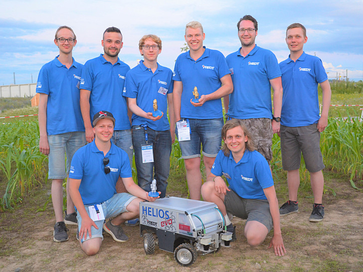 Die Team-Mitglieder von FREDT freuen sich über ihren Sieg beim Field Robot Event in Heilbronn. Foto: Alexander Brümmer/TU Braunschweig