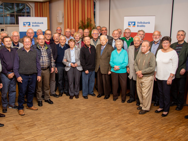 Claudia Kayser, Leiterin der Direktion Wolfsburg der Volksbank BraWo (links) ehrte die anwesenden Jubilare für 50 Jahre Mitgliedschaft.
Foto: Cagla Canidar
