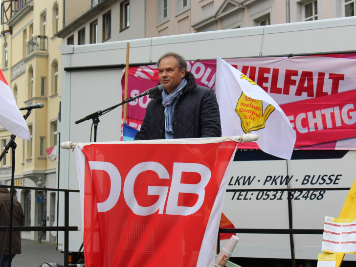 Oberbürgermeister Ulrich Markurth beim Grußwort auf der 1. Mai Kundgebung in Braunschweig. Fotos: Sandra Zecchino
