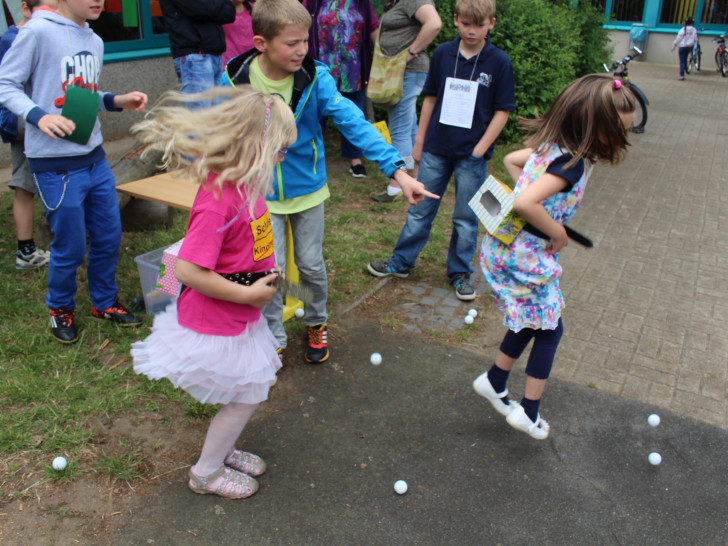 Die Schulkinder haben an den verschiedenen Spielständen mächtig Spaß. Fotos: Jan Borner