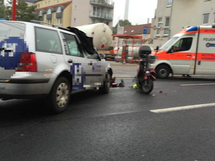  Bei einem Verkehrsunfall am Freitagmittag auf dem Neustadtring wurde eine Autofahrerin leicht, der Fahrer eines Kleinkraftrades schwer verletzt. Foto: Frank Vollmer