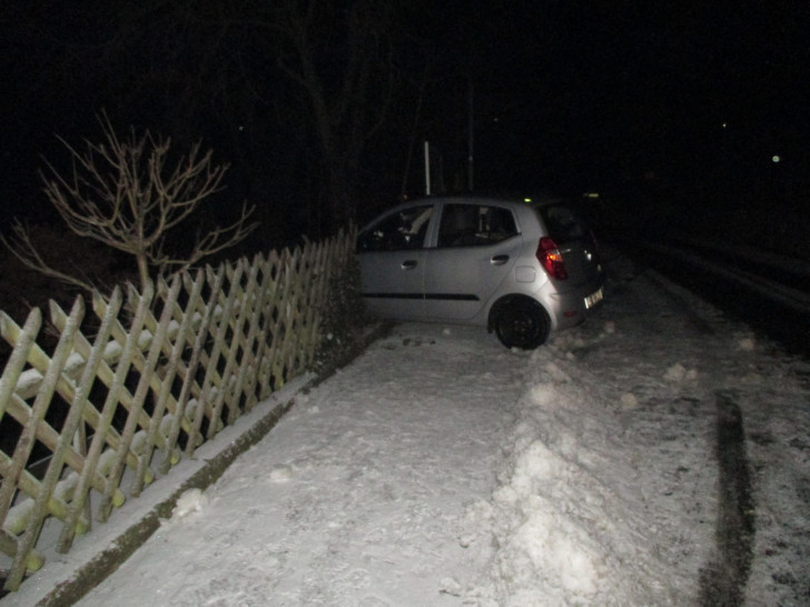 Das Auto kam von der Fahrbahn ab und demolierte einen Zaun. Foto: Feuerwehr