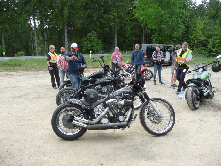 Die Beamten kontrollierten die Motorräder auch auf bauliche Veränderungen. Foto: Polizei Goslar