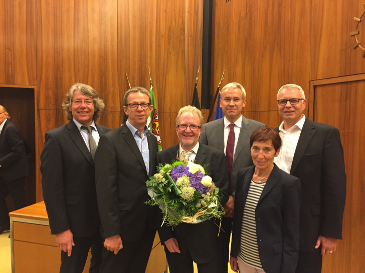 Nun ist es offiziell: Peter Albrecht (3.v.l.) ist neuer Leiter des Leiter des Geschäftsbereiches Stadtplanung und Bauberatung. Foto: Stadt Wolfsburg
