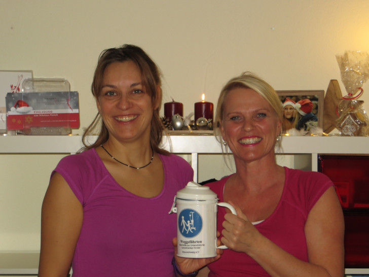 Nikolauspunsch mit Wunsch zum Helfen.  Von links: Hendrike Smakalies und Wiebke Illner mit der Spendendose Foto: Privat
