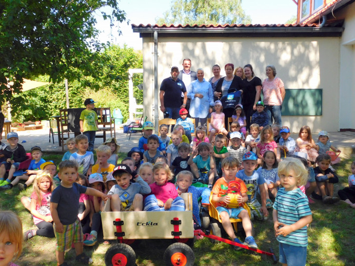 Die Kinder freuen sich über ihre neuen Bollerwagen. Foto: Gemeinde Lehre