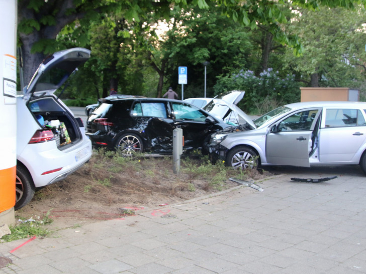 Drei Autos waren an dem Unfall beteiligt. Fotos: Rudolf Karliczek