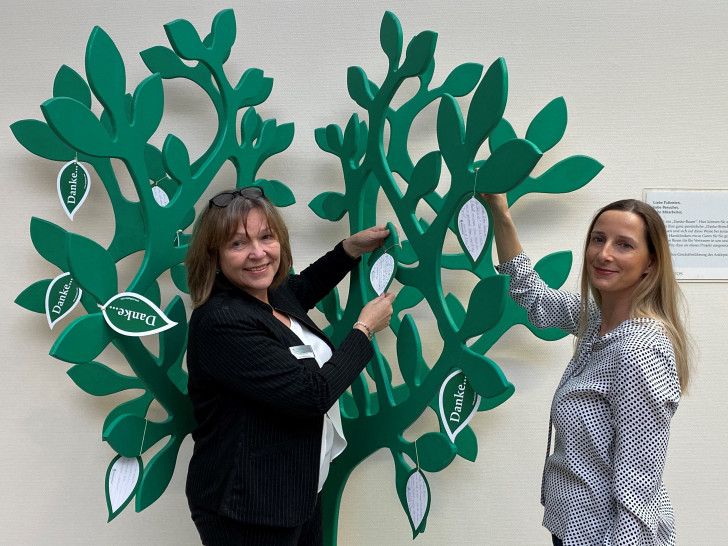 Weihten den neuen Danke-Baum offiziell ein: Harzkliniken-Geschäftsführerin Adelheid May (li.) und Katrin Tschinke, Tischlerin bei der Lebenshilfe Goslar. Foto: Asklepios