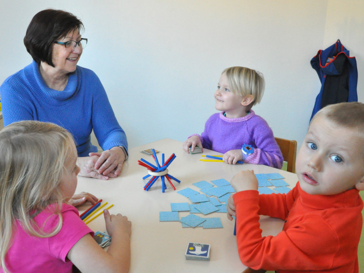 Erika Fabiunke spielt im Lebenshilfe-Kindergarten mit (von links) Jana, Julie und Jeremy. Foto: Lebenshilfe