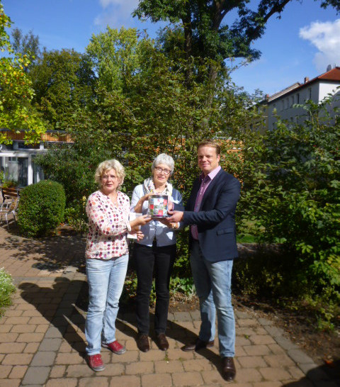 Christoph Bratmann mit Rita Dippel (links) und Anke Bierbaum-Schulte (rechts) vom Mehrgenerationenhaus bei der Spendenübergabe.