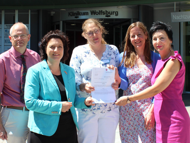 Wilken Köster (Klinikumsdirektor), Carola Reimann (Niedersächsische Ministerin für Soziales, Gesundheit und Gleichstellung), Dr. Nele Howold (Oberärztin in der Klinik für Kinder- und Jugendmedizin), Monika Müller (Klinikumsdezernentin), Immacolata Glosemeyer (Landtagsabgeordnete). Foto: Klinikum Wolfsburg