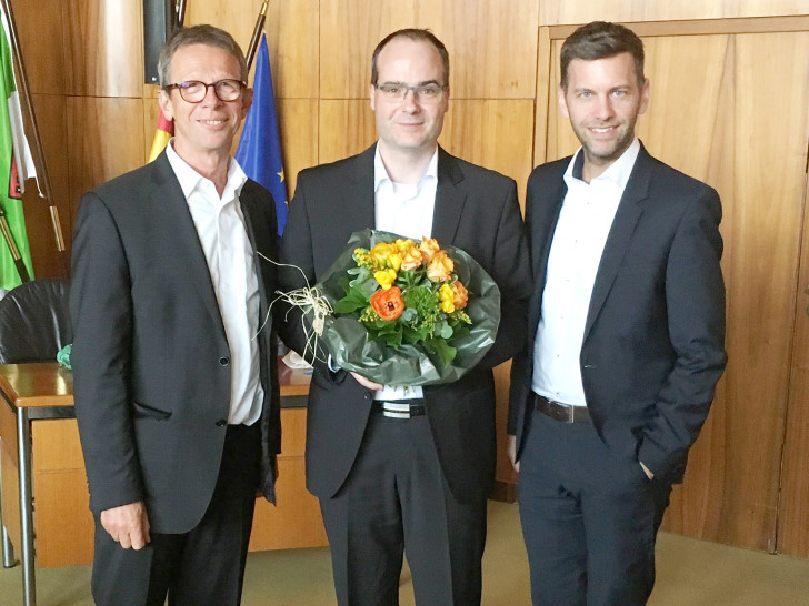 Bei der Amtseinführung. Von links: Oberbürgermeister Klaus Mohrs, Jens Krause und Dennis Weilmann. Foto: Stadt Wolfsburg