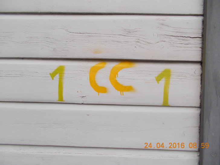 In Clausthal-Zellerfeld wurden insgesamt 60 "Farbschmierereien" festgestellt. In fast allen Fällen wurden Buchstaben in Kombination mit Zahlen an Gebäuden angebracht. Fotos: Polizei
