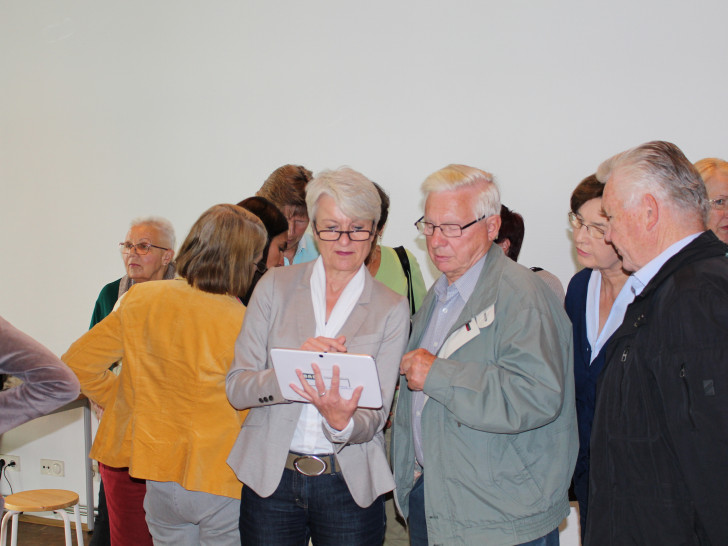 Landrätin Christiana Steinbrügge probiert einen der Tablet PC's aus, die in der Schulung zur Verfügung stehen werden. Foto: Archiv