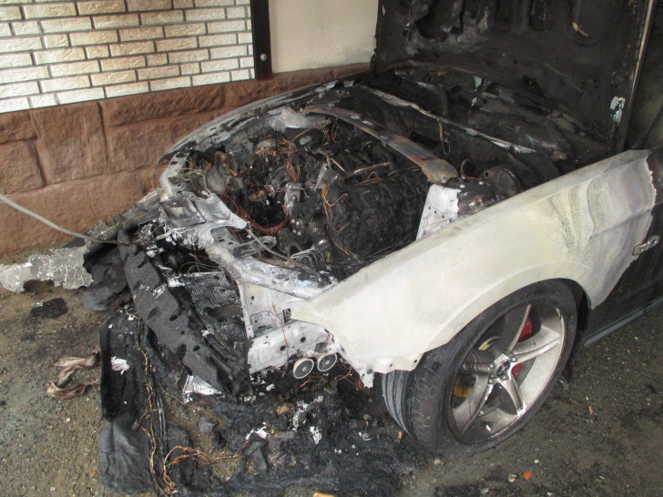 Der Motorblock des Sportwagens brannte total aus. Fotos: Polizei