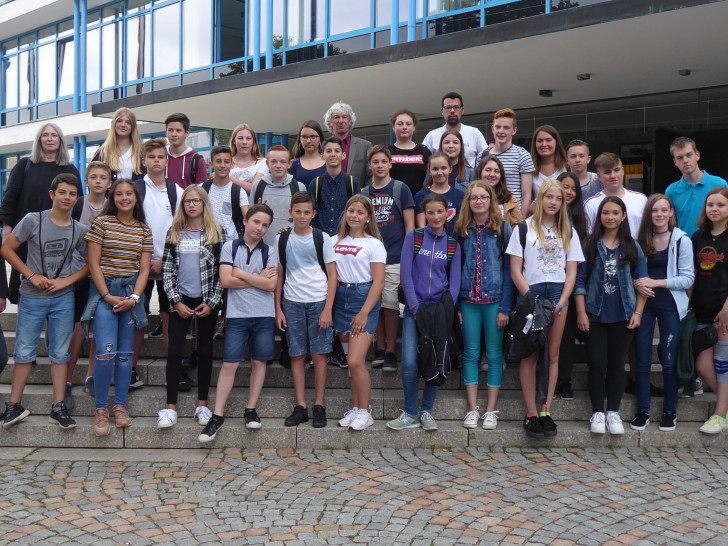 Die Besucher aus Pirey vor dem Rathaus. Foto: Stadt Wolfsburg