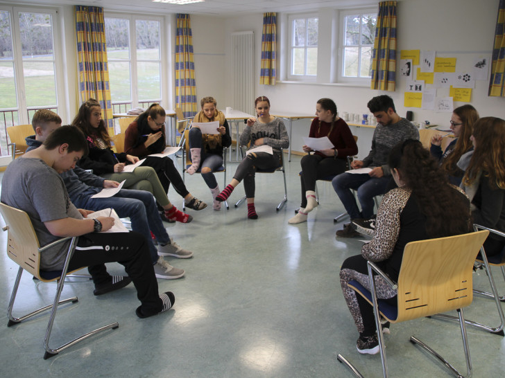 Im Ausbildungsseminar werden Theorie und Praxis zur Jugendarbeit vermittelt und erarbeitet. Ziel ist die Jugendleiter-Card. Foto: Landkreis Wolfenbüttel