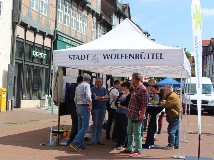Die Stadt Wolfenbüttel informiert in der Fußgängerzone. Symbolfoto: Nick Wenkel/Archiv