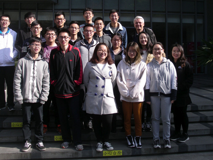 Prof. Dr. Benno Lendt (rechts oben) mit chinesischen Studierenden in Shanghai. Foto: Ostfalia