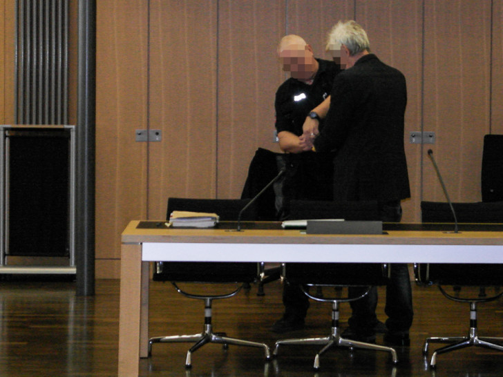 Ein Justizbeamter nimmt Hilmer K. vor der Urteilsverkündung die Handfesseln ab.
Foto: Klaus Knodt