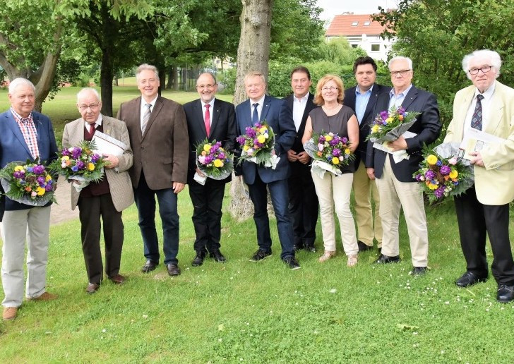 Die geehrten CDU-Jubilare gemeinsam mit dem Kreisvorsitzenden Frank Oesterhelweg und Uwe Lagosky (MdB) sowie den stellvertretenden Vorsitzenden. Foto: Meißler