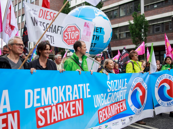 Auch Greenpeace-Vertreter aus Braunschweig beteiligten sich an der Demo vor dem G20-Treffen. Fotos: Jannis Große