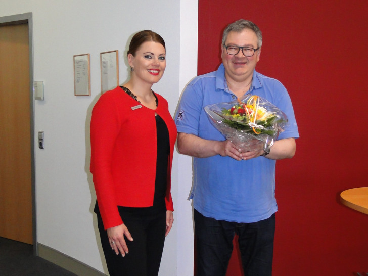 Kundenbetreuerin Verena Schultze beglückwünschte den
Kunden Michael Bauch in der Filiale Wolfsburg-Porschestraße. Foto: Sparkasse Gifhorn-Wolfsburg