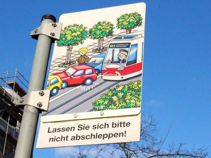 Mit diesen Schildern warnt die Verkehrs-GmbH die Autofahrer in der Gliesmaroder Straße. Foto: Sina Rühland