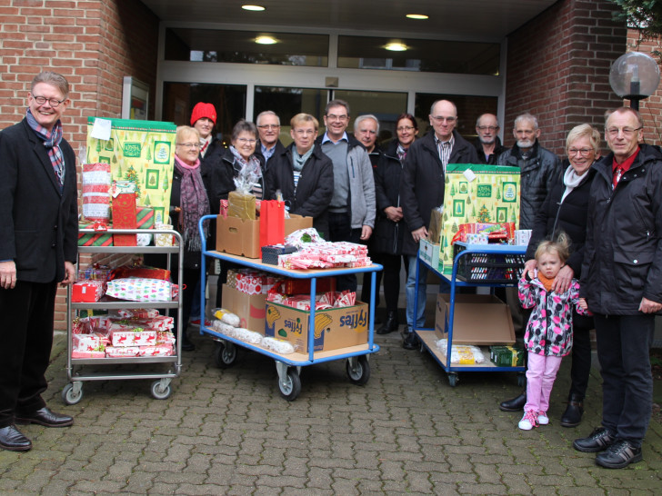 Das Verteilerteam und Leitung der Grotjahn-Stiftung mit gut gefüllten Körben auf
dem Weg zu den Stationen. Fotos: CDU Schladen