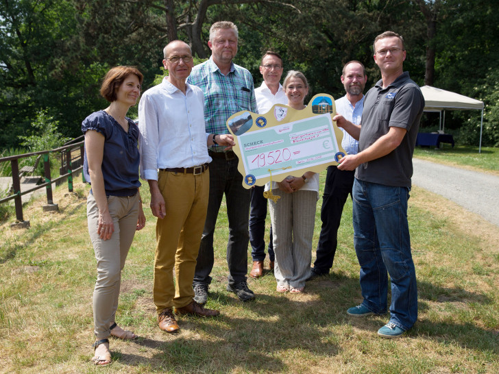 Freuen sich über die Spende (v.l.): Dr. Anja Schwarz (Institut für Geosysteme und Bioindikation der TU Braunschweig), ASV-Präsident Dr.-Ing. Detlev Wulff, Dipl.-Ing. Hartmut Wassmann (Büro Wassmann), Andreas Hartmann (Geschäftsführer SE|BS), Dr. Franziska Gromadecki (Stadt Braunschweig, Leiterin Abteilung Stadtentwässerung und Abfallwirtschaft, Fachbereich Tiefbau und Verkehr), Fischereibiologe Ingo Brümmer und SE|BS-Mitarbeiter und Projektpate Dirk Peschel. Foto: Timo Fritsch, ASV